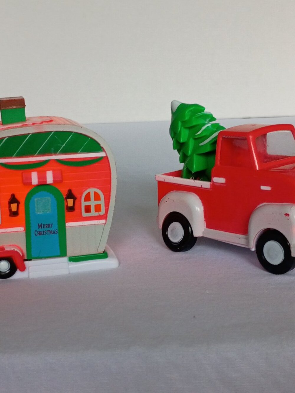 LIGHT UP OLD FASHIONED TRUCK AND TRAILER 2 Sets included